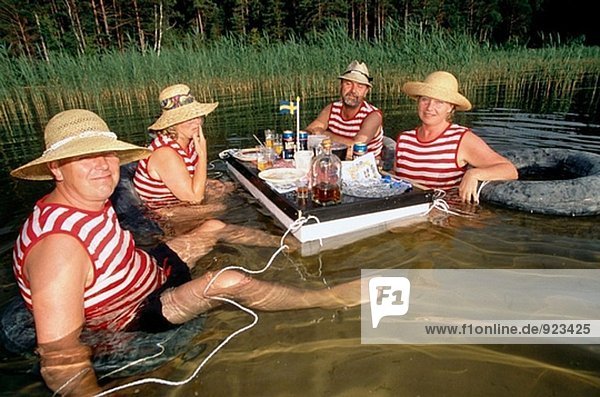 Zwei Paare Speisen Sie im Wasser. Lake Vattern. Schweden