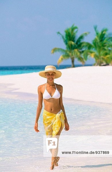 Frau auf tropischen Strand. Malediven
