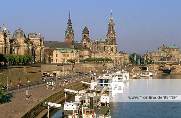 Elbe River mit Palace  Hofkirche und Semperoper Dresden. Dresden  Sachsen. Deutschland.