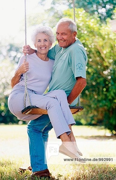 älteres Paar auf eine Schaukel