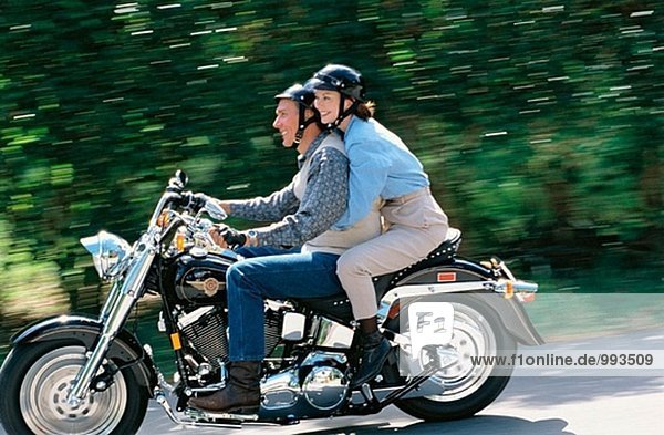 Paar auf einem Motorrad