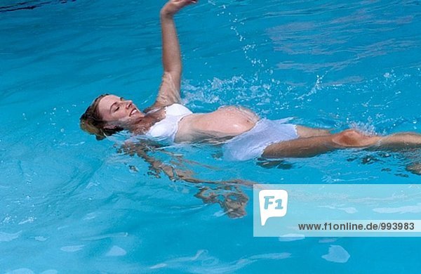 pregnant Frau beim training in ein Schwimmbad