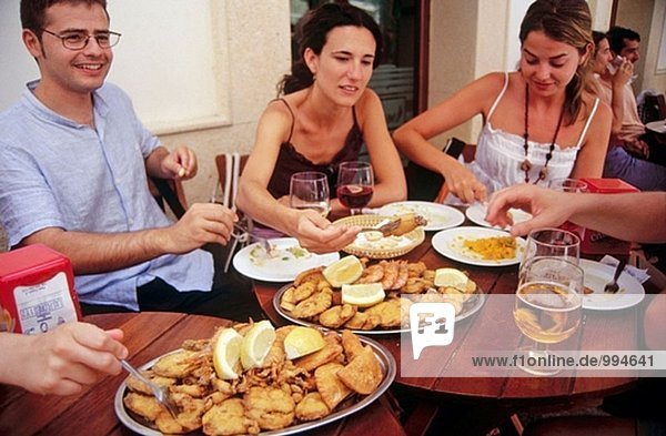 Gebratene kleine Fische (´Pescaito´ Frito). Freiduría Las Flores Restaurant. Cádiz. Andalusien. Spanien.