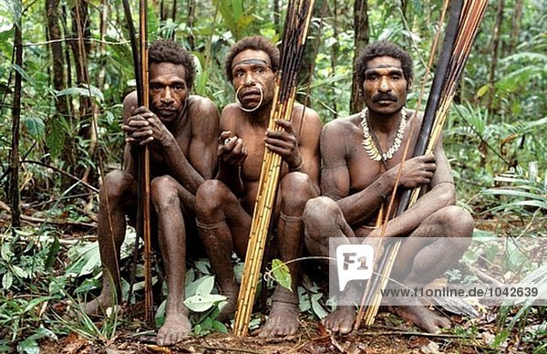 Gruppe von Stein-Axt Korowai aus dem Din-Clan. Tiefland in der Nähe von Beckham River. West Papua  Indonesien