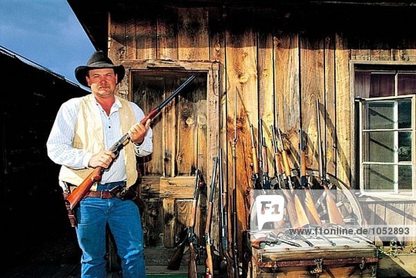 Cowboy zeigt seine Sammlung von Waffen. M faul C Ranch  Colorado. USA