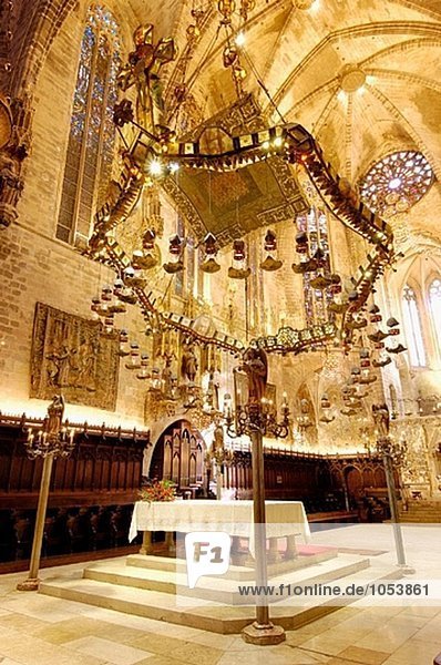 Hauptaltar mit Baldachin von Gaudi in der gotischen Kathedrale