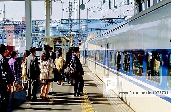 Das Shin Kan Sen Express Zug Am Bahnhof Hiroshima Japan