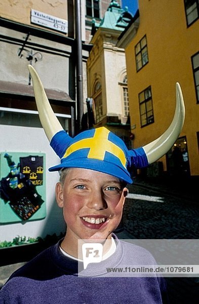 Junge mit eine Viking Stil Hörner Mütze. Stockholm. Schweden