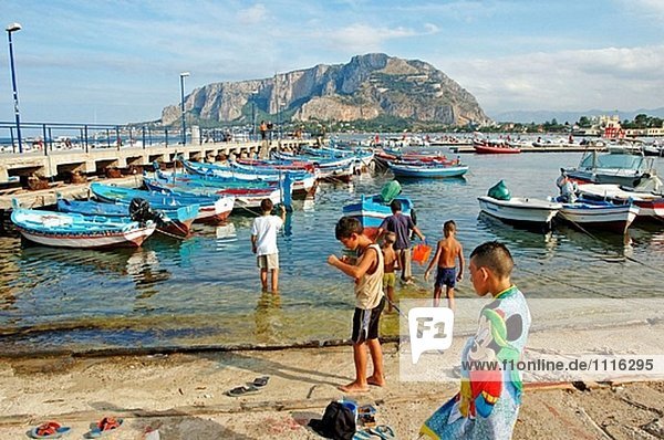 Der Strand Badeort Von Mondello In Der Nahe Von Palermo Sizilien Italien