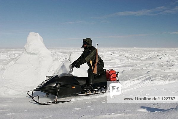 Schneemaschine am gefrorenen Meereis der Hudson Bay im Spätwinter. Churchill  Manitoba  Kanada.