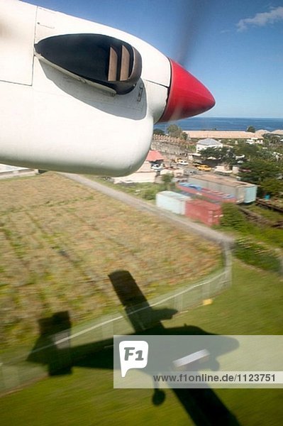 Dominica  Roseau: Airliner Landung am Flughafen Roseau