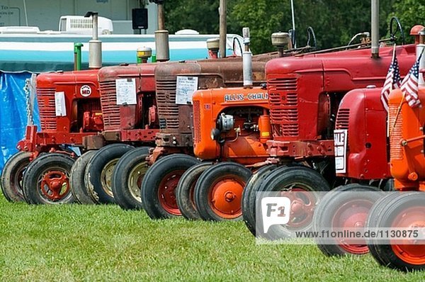 Bauern anzeigen alten Traktoren in ein um 1920 sah Mühle Festival. Goodells Park  Goodells  Michigan  USA