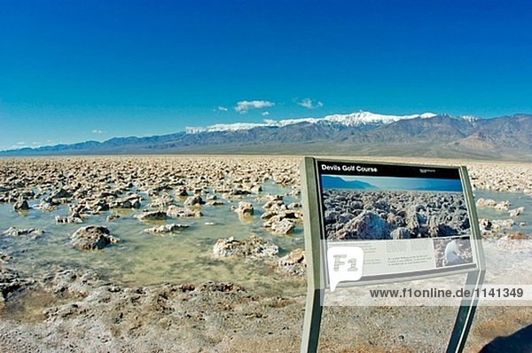 Mitteilung zu Auslegungsfragen Zeichen auf der überfluteten Salzpfanne am Devil´s Golfplatz unter Telescope Peak  Death Valley National Park  California
