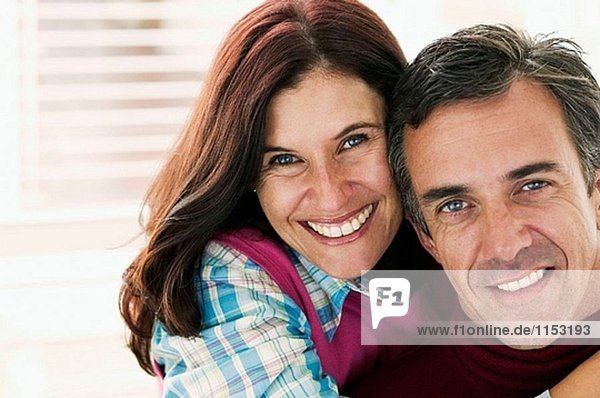 40-45 Jahre alten hellhäutiges Paar entspannenden im Wohnzimmer
