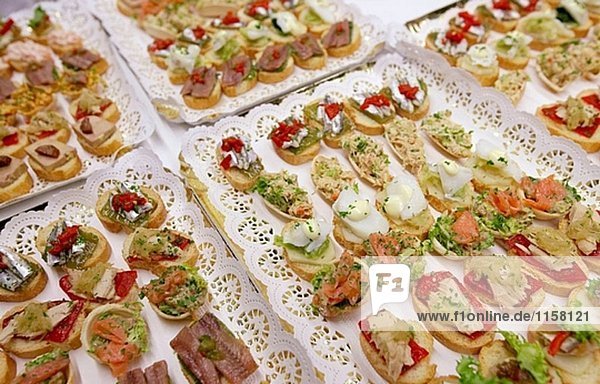 Geräucherter Fisch Canapes mit Paprika, Gemüse und Salat. Verpflegung ...