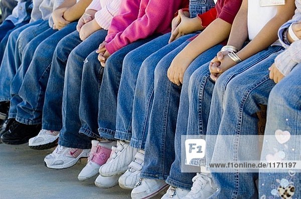 Schulkinder sitzen Schulkinder sitzen