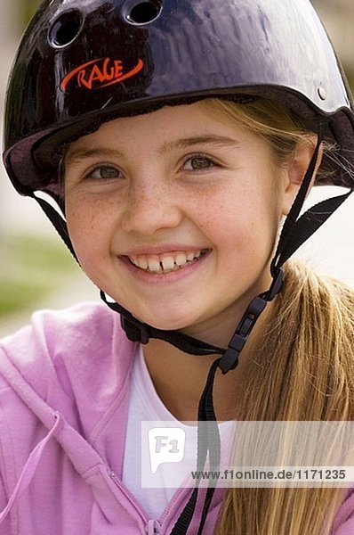 Mädchen tragen Fahrradsturzhelm