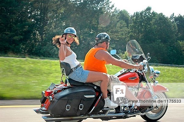 Paar  Mann und Frau  Sonntag Bike Motorrad fahren auf Autobahn Highway in den Hügeln von North Georgia an sonnigen Tag ohne Saftey gear aber Helm heraus.