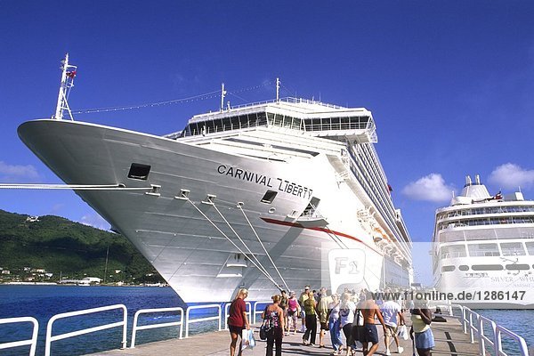 Passagierschiff vor Anker in Harbor  Britische Virgin-Islands