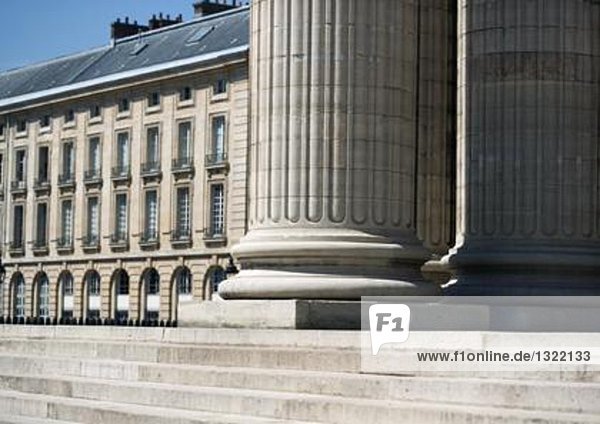 Paris  Frankreich  das Pantheon  Nahaufnahme von Stufen und Säulen