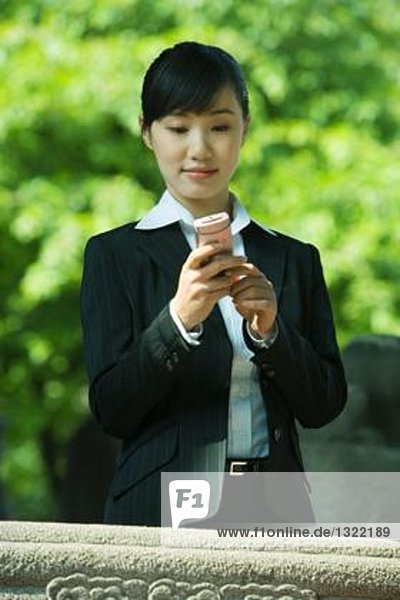 Junge Frau mit Handy