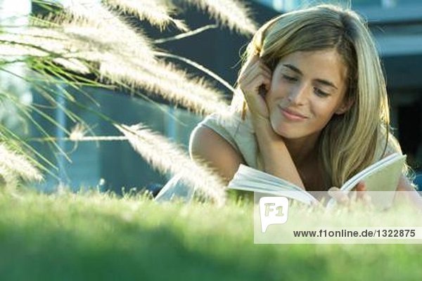 Frau im Gras liegend  Lesebuch