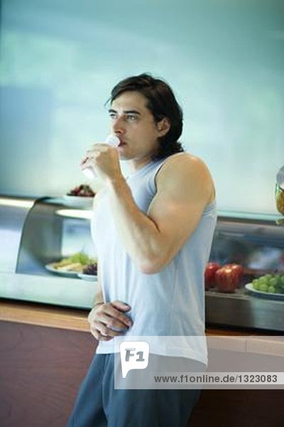 Mann beim Snack in der Cafeteria des Fitnessclubs