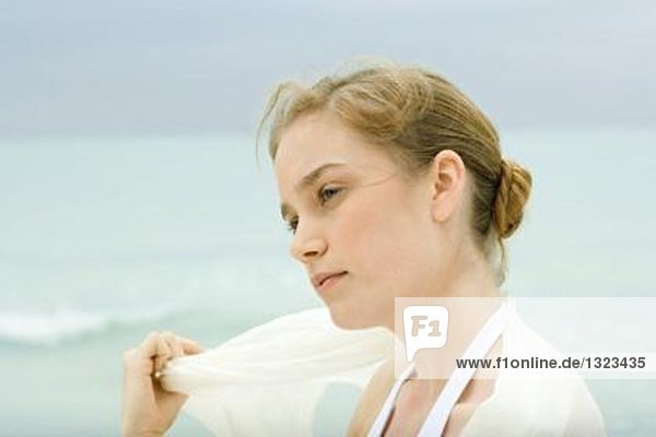 Junge Frau  Kopf und Schultern  Meer im Hintergrund