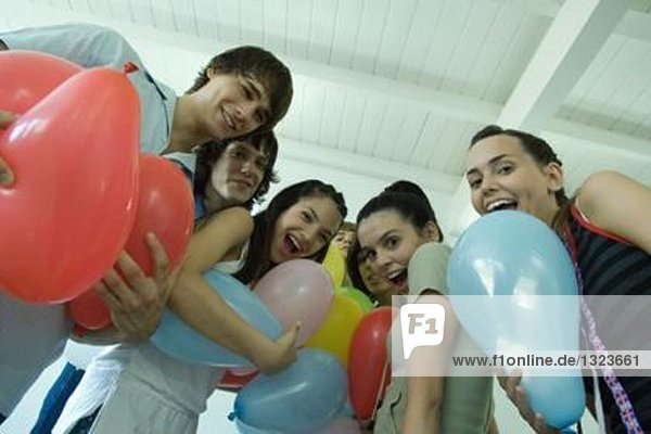 Teenager-Freunde mit Luftballons