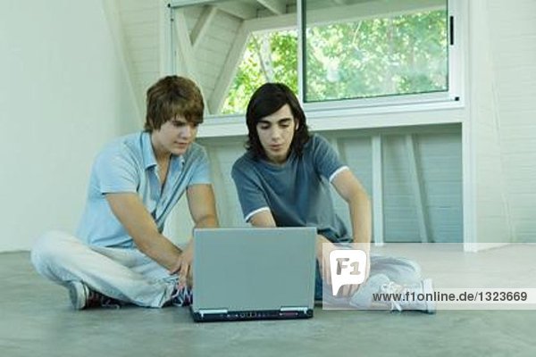 Teenager-Freunde mit Laptop
