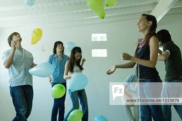 Teenager-Freunde spielen mit Luftballons