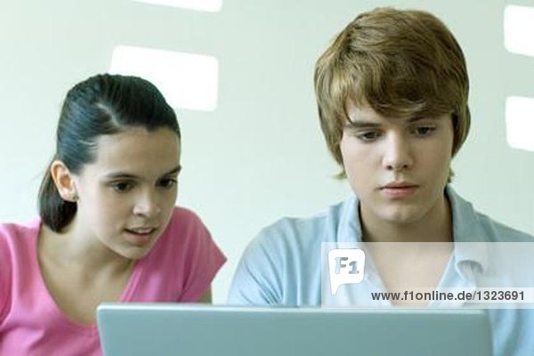 Teenager-Freunde mit Laptop zusammen