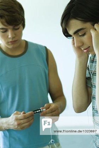 Teenager Jungen hören MP3-Player