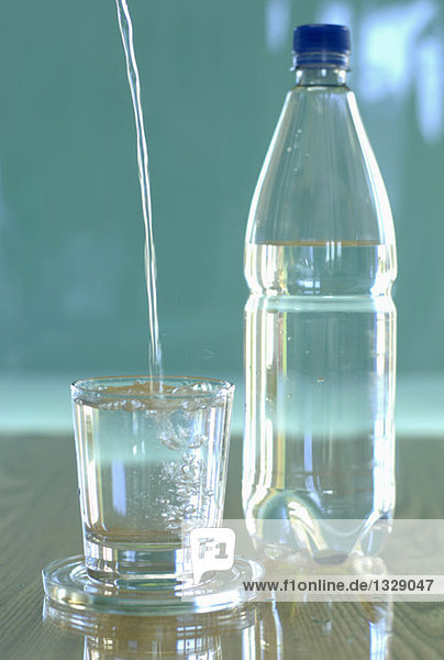 Wasser ins Glas gießen  Nahaufnahme