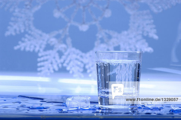 Wasserglas mit Eiswürfeln  Nahaufnahme