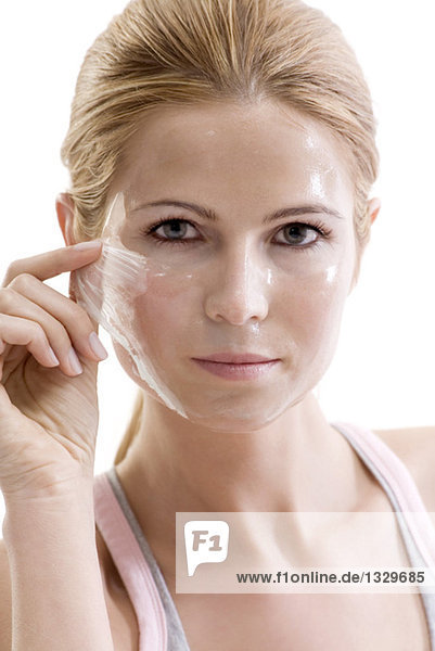 Frau beim Abnehmen der Gesichtsmaske