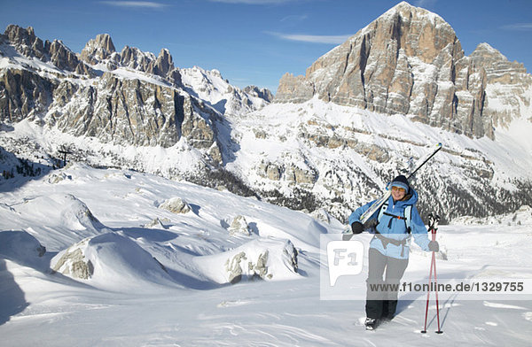 Italien  Dolomiten  Frau mit Skiwandern im Schnee