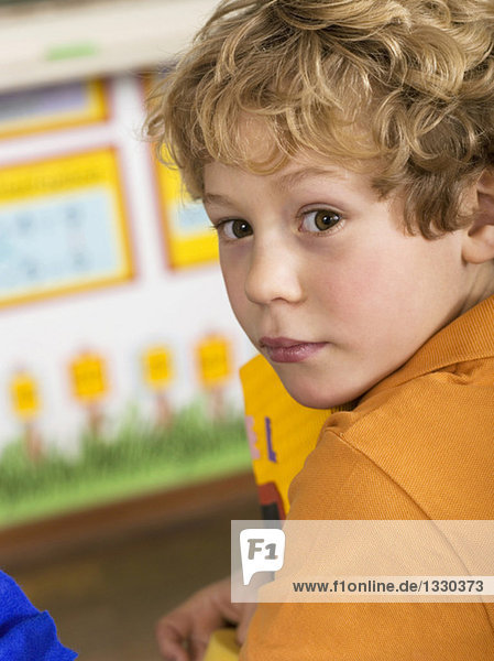 Junge (4-7) im Klassenzimmer  Nahaufnahme