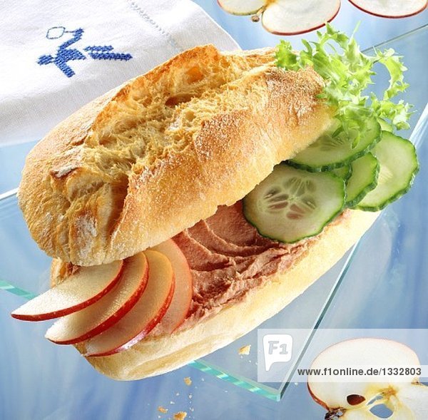 Fitness-Sandwich mit Streichwurst  Gurke und Apfel