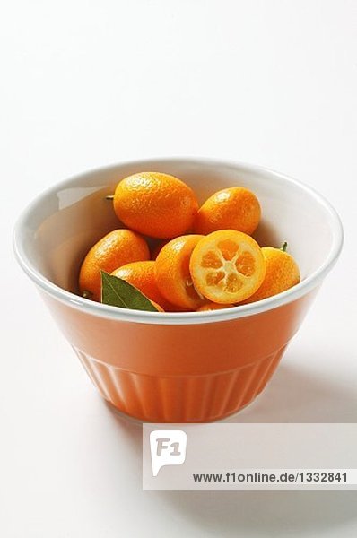 Kumquats in orangefarbener Schale