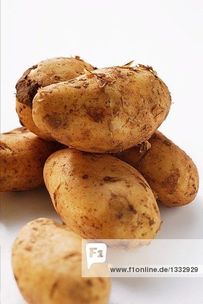 Mehrere Kartoffeln mit Erde