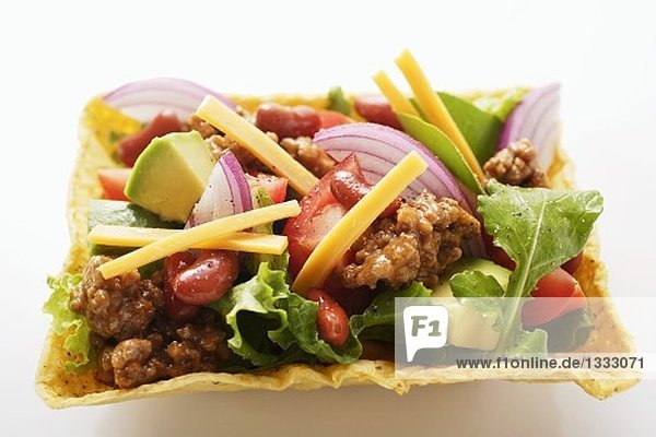Salat mit Hackfleisch  Gemüse  Käse in Taco-Shell (Mexiko)