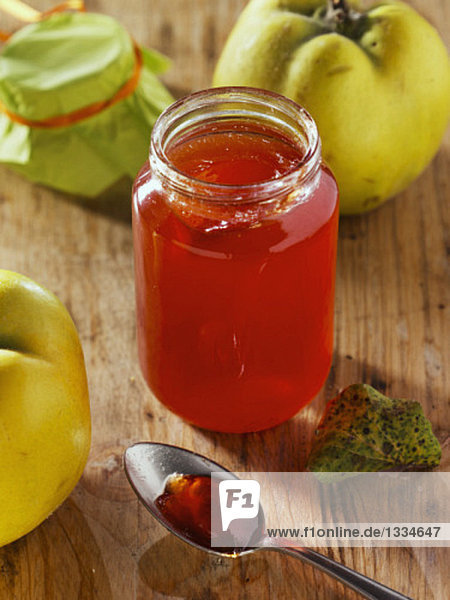 Quittengelee im Glas und auf Löffel