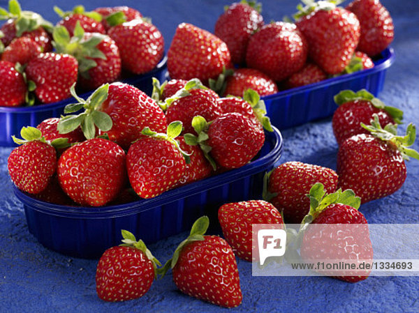 Drei Schalen mit Erdbeeren & Erdbeeren daneben