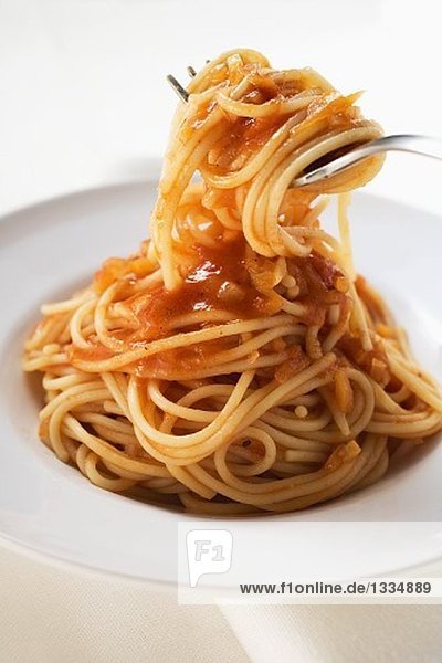 Spaghetti mit Tomatensauce auf die Gabel gewickelt