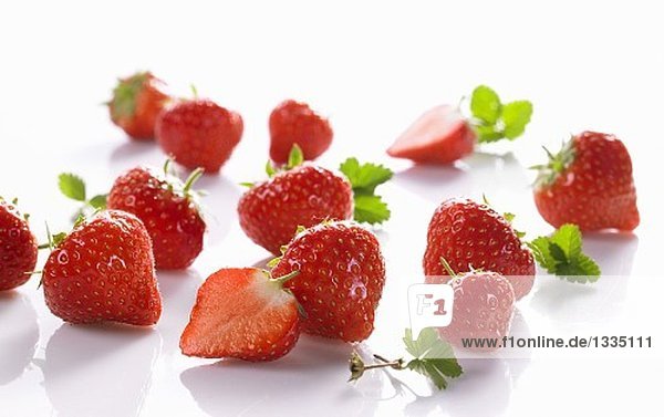 Halbe und ganze Erdbeeren