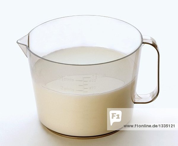 Frische Milch in einem Messbecher