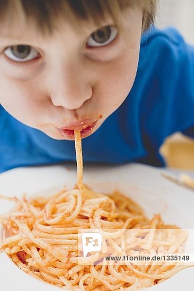Kleiner Junge ißt Spaghetti