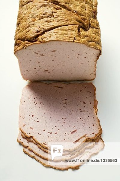 Leberkäse am Stück und aufgeschnitten