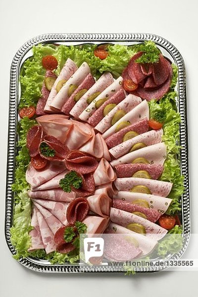 Wurstplatte mit Salatgarnitur